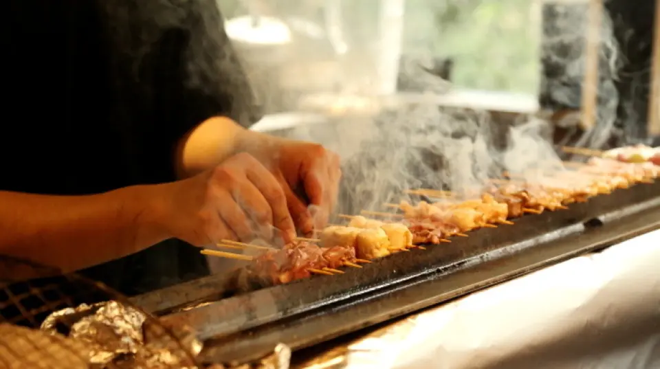 您可以在本店品尝新鲜的当地鸡肉。所用的鸡肉全部都是精心挑选的国产鸡肉。通过根据部位改变切割和刺穿方法，您可以享受每个部位独特的纹理和外观。