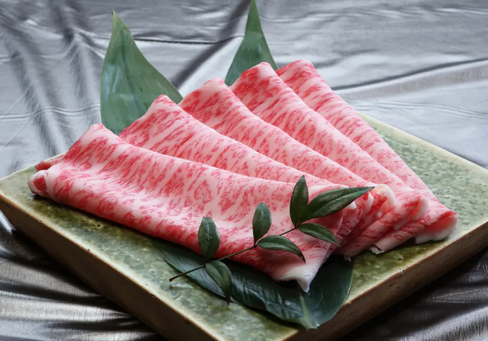 ร้าน Chiriri Kyobashi คัดสรรเนื้อโอมิอย่างพิถีพิถันผ่านช่องทางอย่างเป็นทางการจากร้าน Hyotan-ya ต้นตำรับที่ตั้งอยู่ในเมืองโอมิฮาจิมัง จังหวัดชิงะ นอกจากนี้ ในแต่ละคอร์สจะใช้เนื้อโอมิเกรด A4 ถึง A5 ที่คัดสรรเป็นพิเศษเท่านั้น เส้นทางอันเป็นเอกลักษณ์ของเราทำให้เราสามารถเสนอผลิตภัณฑ์ในราคาสมเหตุสมผล เชิญลิ้มลองเนื้อโอมิ 1 ใน 3 แบรนด์หลักของญี่ปุ่น!
