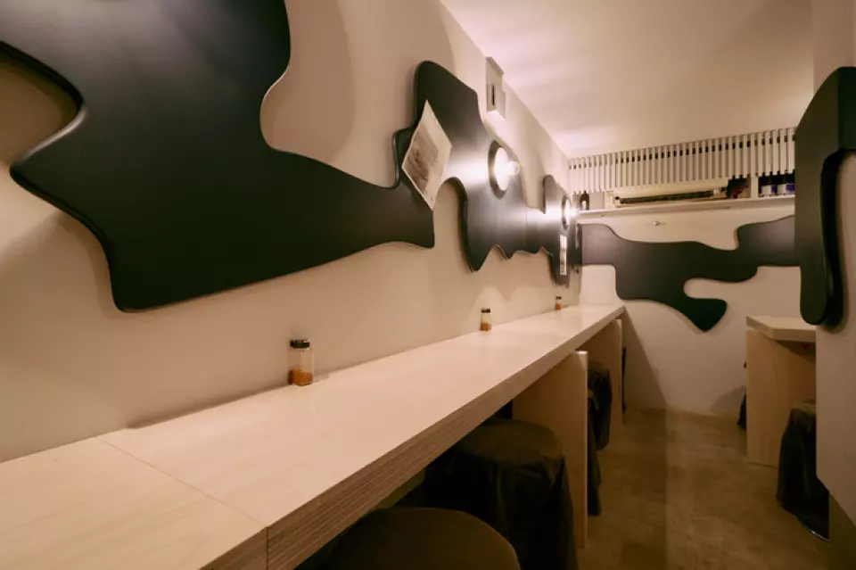 虽然它位置便利，距离都营浅草线藏前站仅有一分钟步行路程，但它却是一块只有知情人士才知道的隐藏宝石。商店内部是一个艺术空间，墙上挂满了标志性的纪念碑。这里还设有吧台，是女性独自用餐或约会的理想场所。紧凑的内部空间可容纳 8 人，并可专门出租。我们也提供午餐，您可以享用我们的招牌“Niku Soba”（肉荞麦面）和“Kimagure Mini Donburi”（迷你米饭碗）。无论您是否与山形有联系，都请随时光临。