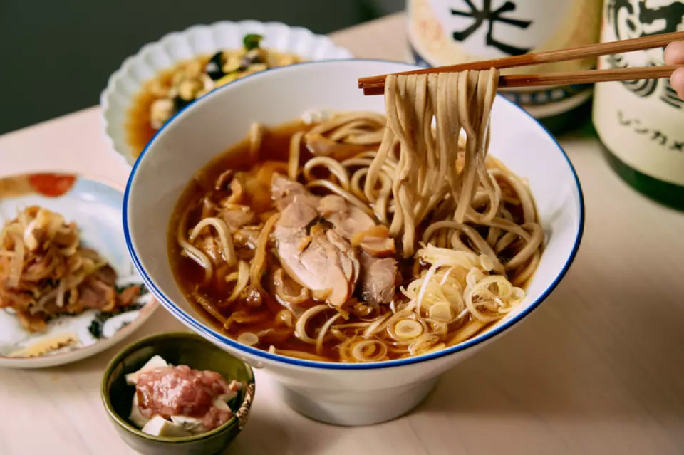 他开这家餐厅的原因是想推广山形的当地美食“冷肉荞麦面”。虽然名为“肉荞麦面”，但使用的并不是人们通常想象中的牛肉或猪肉，而是口感诱人的“oyakodori”鸡肉。荞麦面是定做的，采用正宗的乡村荞麦，在签约的面粉厂将混合物调整到几毫米以内。面条又粗又有嚼劲，吃起来非常过瘾。荞麦面汤是用山形酱油和鲭鱼汤熬制的，上面铺着用特制酱汁调味的香脆国产鸡肉。还提供热荞麦面。