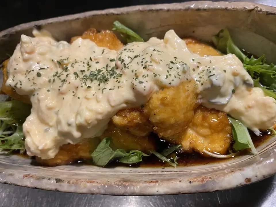 除了烤鸡肉串以外，我们还提供各种美味菜肴。特别推荐以自家制塔塔酱为主打风味的“南蛮鸡”。对于聚会来说，可以尝试 5,000 日元套餐，其中包含 2 小时无限畅饮。无限畅饮选项的优点在于它包含生啤。这个方案一定会让您感到满意，因为您可以品尝到烤鸡腿、烤鸡肉串和南蛮鸡等人气菜肴。