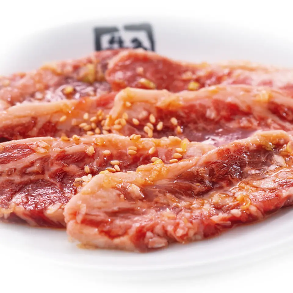 我們在店內精心切割每一塊肉，以便為顧客提供新鮮的食物。透過追求切出口感最佳的肉的方法，我們最大限度地發揮了烤肉的美味。每個部分的切割方法都不同，我們對厚度的毫米數都格外關注。我們不遺餘力地為您提供新鮮美味的肉類。