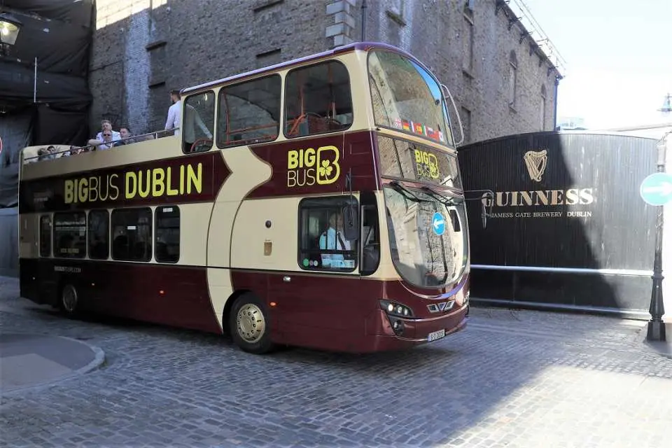 Xe buýt du lịch Big Bus Dublin hop-on hop-off đậu cạnh Nhà máy bia Guinness, tạo điều kiện thuận lợi cho du khách khám phá các điểm tham quan nổi tiếng của Dublin và tìm hiểu sâu về văn hóa, lịch sử Ireland.