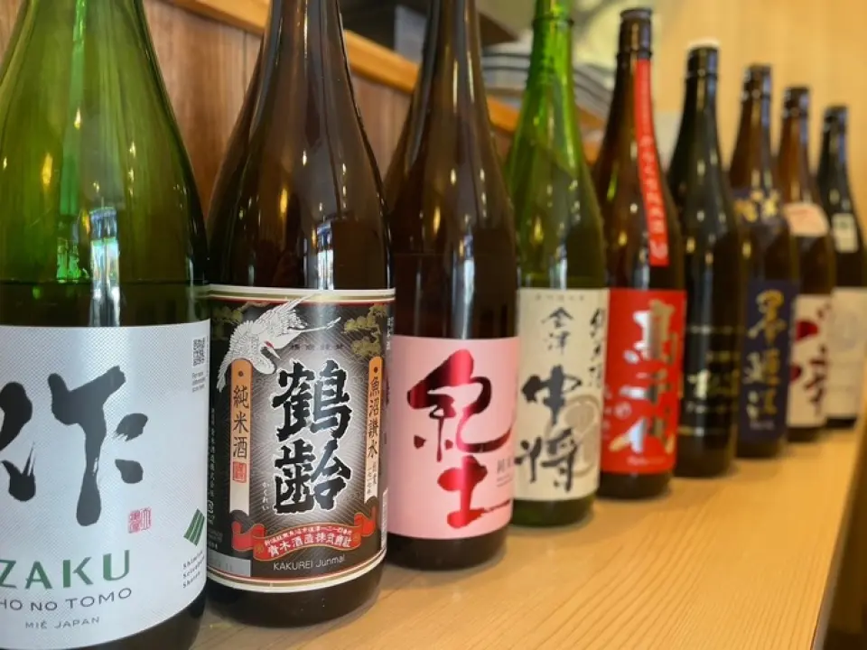 我们提供各种当季的当地清酒，有 15 至 20 种可供选择。品尝时令饮品，感受季节的美味。我们提供 10 种精心挑选的威士忌，包括 Chita 和 Ichiro's Malt。我们提供多种生啤酒，包括惠比寿啤酒。享用我们的美味佳肴以及各种酒精饮料。