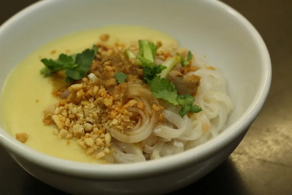Our sister store on the first floor, Nong In Lay, serves authentic Shan cuisine. We have a wide selection of dishes, including curry and stews, as well as snacks! Our recommendation is the traditional Shan dish "Tofu Ka Uwe." Mix the rice noodles well into the soft Shan tofu soup and enjoy!