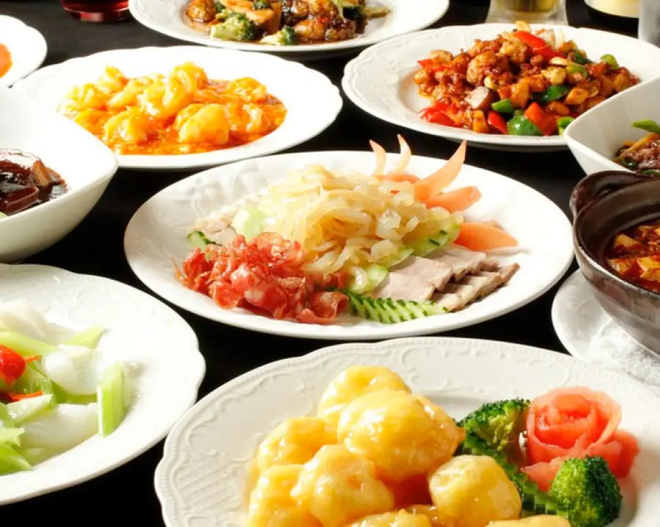 棒棒鸡、冰镇番茄、辣酱虾、青椒炒肉、特制麻婆豆腐、煎饺、什锦炒饭、每日甜点等，以实惠的价格享受正宗京都中华料理的套餐。其中包括 2 小时无限畅饮，菜单上有 45 种饮品。接受三人或三人以上的团体预订。请来享用我们美味的食物和饮料！