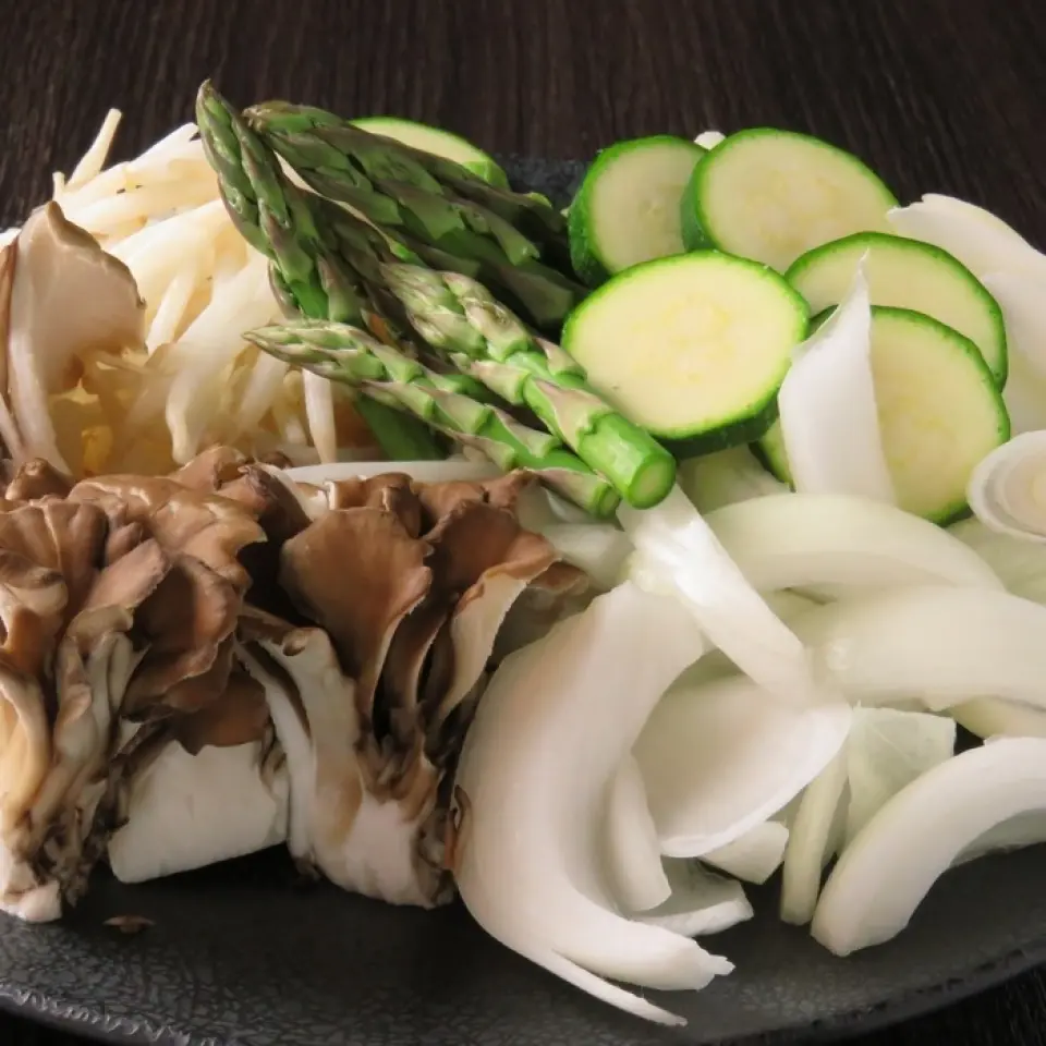 신선한 채소와 징기스칸을 즐겨보세요! 고기와 함께 먹으면 더욱 맛있어요! 술안주로도 최고예요! 퇴근 후 술 한 잔 하기에 딱!