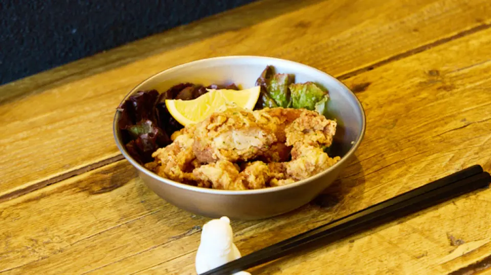 Their signature snack, "Beer Chiki," is chicken marinated in a sauce containing beer, then coated in a special flour and deep-fried. Crispy on the outside and juicy on the inside, this extremely popular dish is also available as an assortment. They also offer a variety of other dishes, such as beer gyoza dumplings and infinite french fries, which go well with alcohol.