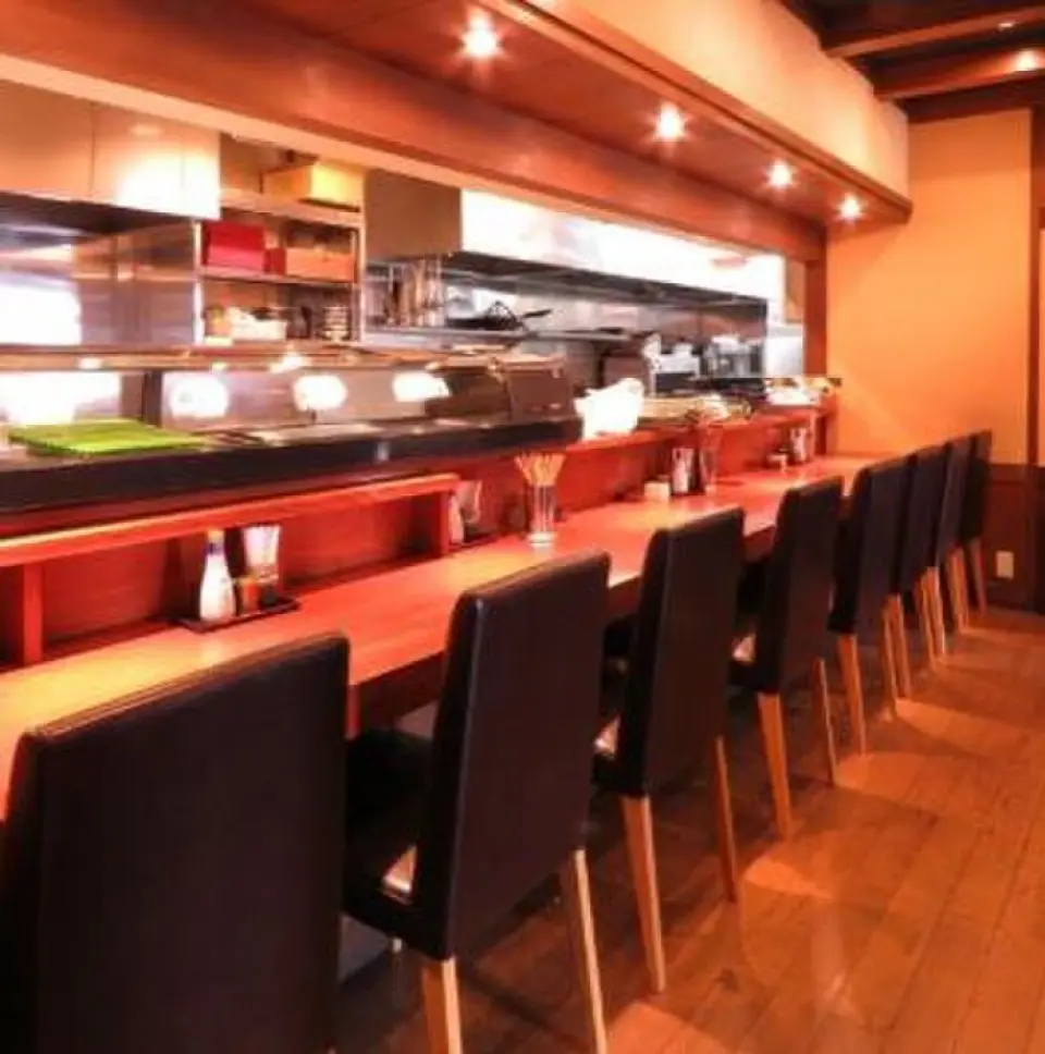 If you want to enjoy a casual drink, we recommend the counter seats! The casual atmosphere is appealing. We also have semi-private table seats, perfect for those who want to spend a special time together. We can accommodate from 2 to 10 people, so you can relax without worrying about the people around you.