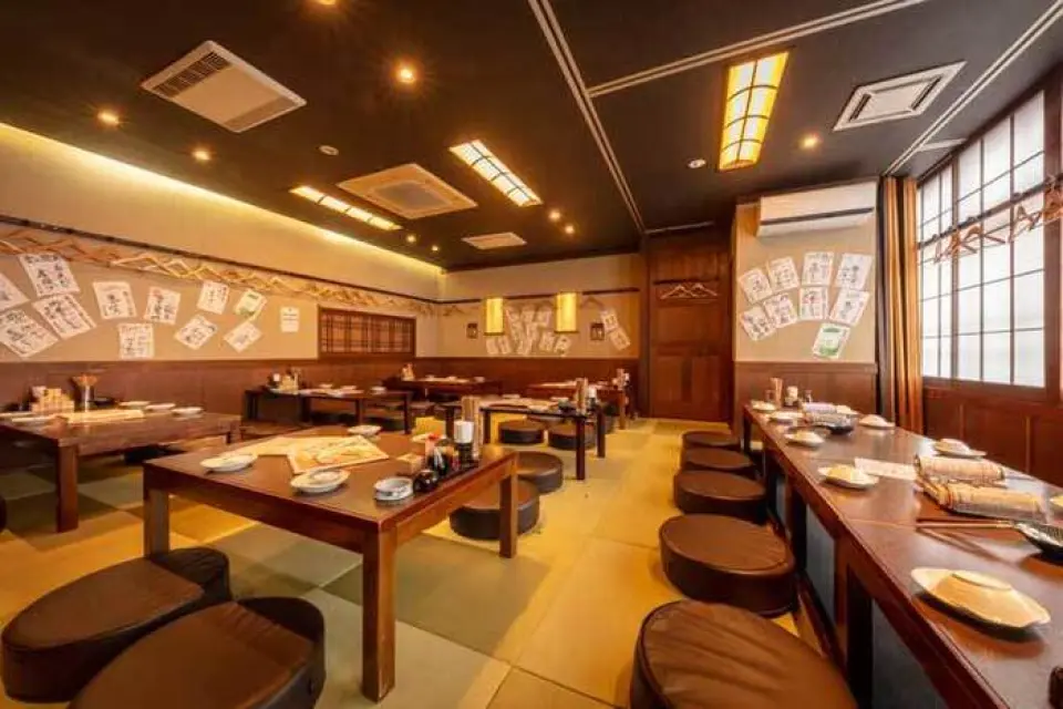 Enjoy a relaxing time in a space that combines a calm atmosphere with a sense of openness. The sunken kotatsu seats are also recommended for banquets! The restaurant can be rented out exclusively for up to 50 people, and private rooms on the tatami floor are also available. It is perfect for gatherings of various sizes, from 14 to 50 people.