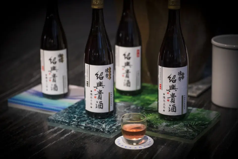 饮品菜单提供多种选择，包括中国茶。特别受欢迎的冻顶乌龙茶因其易于饮用而闻名。东方美人，冷萃，回味清爽，口感浓郁。绍兴酒也可作为高球酒享用，是一种直接从酒坛中倒出的特色酒。我们还提供杏酒和青岛啤酒。至于软饮料，我们推荐混合苏打水的酸梅茶。