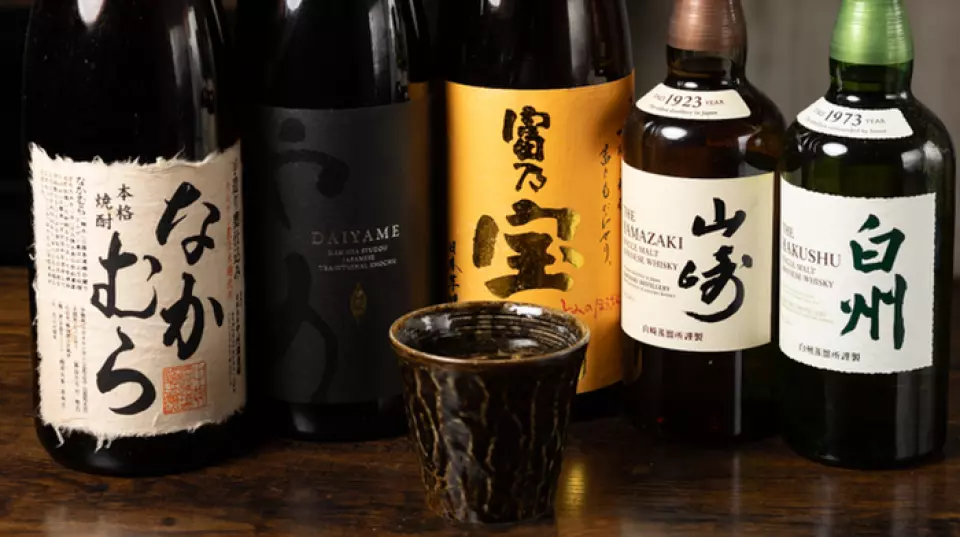 我們提供多種與新鮮海鮮完美搭配的清酒！其中，我們推薦直接從山形的釀酒廠採購的「Magiri」。請享用這款餘韻清爽的乾酒！我們也提供週一至週四的無限現場加購飲品。下班後請過來喝一杯。