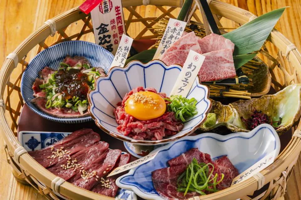 Nhà hàng của chúng tôi, có cửa hàng chính tại Iwakuni, chuyên về thịt sống, chủ yếu là thịt bò đen Nhật Bản sashimi và yukhoe. Thịt nạc dùng trong sashimi là thịt bò Takamori Wagyu từ Iwakuni. Chúng tôi đặc biệt giới thiệu Đĩa sashimi hôm nay, cho phép bạn thưởng thức yukhoe và sashimi thịt bò cùng lúc, và "Vua của thăn bò Yukhoe hảo hạng". Ngoài ra, chúng tôi còn cung cấp khoảng 20 loại thực đơn chỉ dành cho đặt chỗ trực tuyến không có trong thực đơn thông thường, cũng như một số thực đơn được đề xuất có giới hạn, khác nhau giữa các ngày trong tuần và cuối tuần. Để biết thêm chi tiết, vui lòng truy cập trang đặt chỗ trực tuyến.