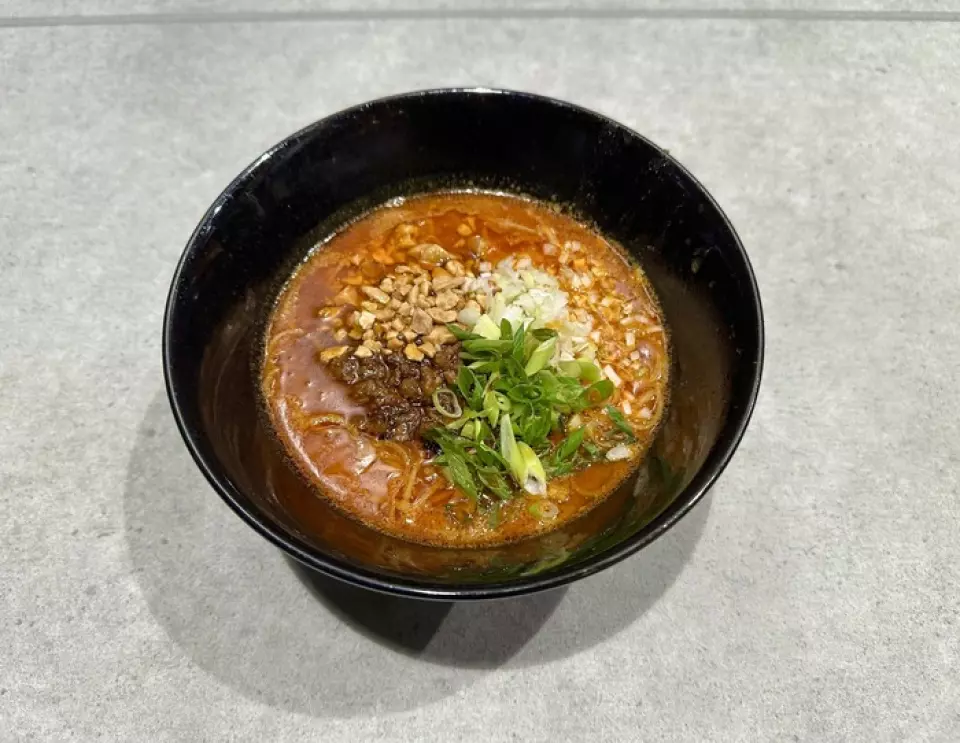 我们提供Orion啤酒、泡盛酒、三品高球等饮品，让您感受到冲绳的魅力。中国经典绍兴酒有各种品牌和年份！您可以从多种红葡萄酒、白葡萄酒和起泡葡萄酒中进行选择，以满足您的口味。他们还出售香槟，因此非常适合周年纪念日和庆祝活动。他们还有“普洱茶”、“荔枝红茶”和“阿里山茶”等中国茶，推荐给不喝酒的人。