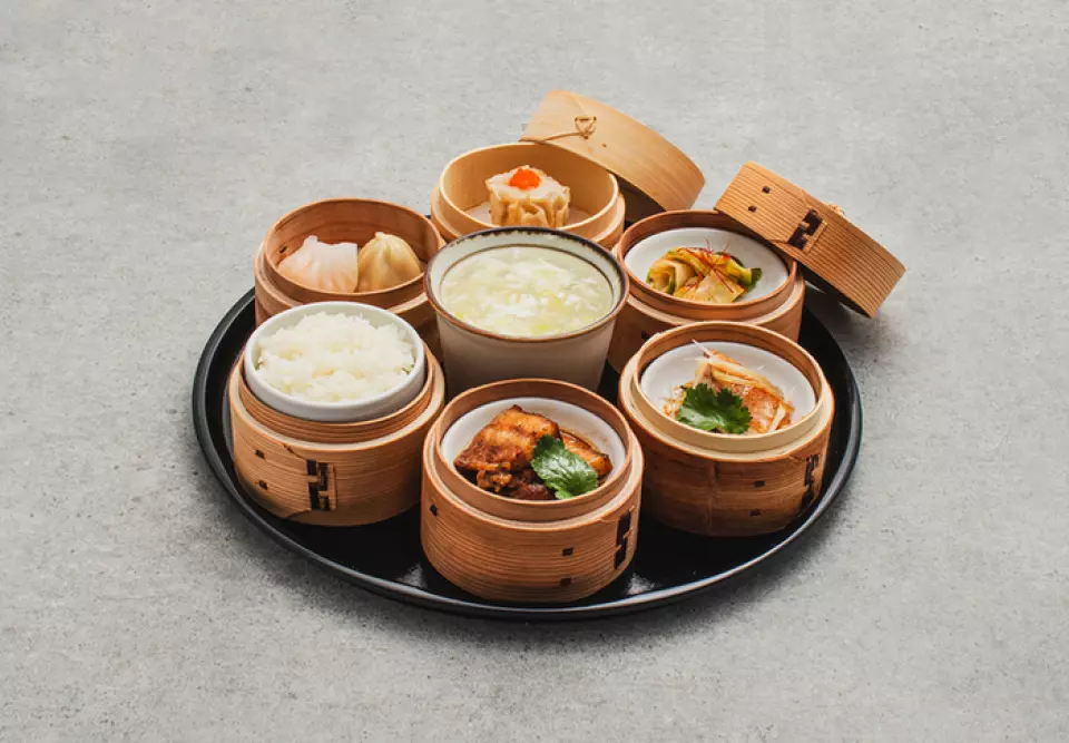 蒸笼料理除了备受欢迎的点心外，还有阿古猪肉、岛菜、岛鱼等，每一样都经过精心烹制。◎这些蒸笼料理无需用油，是健康料理，午餐也可以享用。 “今日7道蒸笼菜”提供丰富多样的菜品，供您悠闲享用。