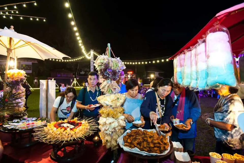 ランナーリゾートが主催する2025年ロイクラトンフェスティバルで、食欲をそそる伝統的なタイ料理のビュッフェと本格的なタイのデザートをお楽しみください。