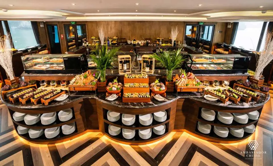 在遊輪上的豪華餐廳空間享用高級午餐，近 100 道亞洲和歐洲美食的高級菜餚。
