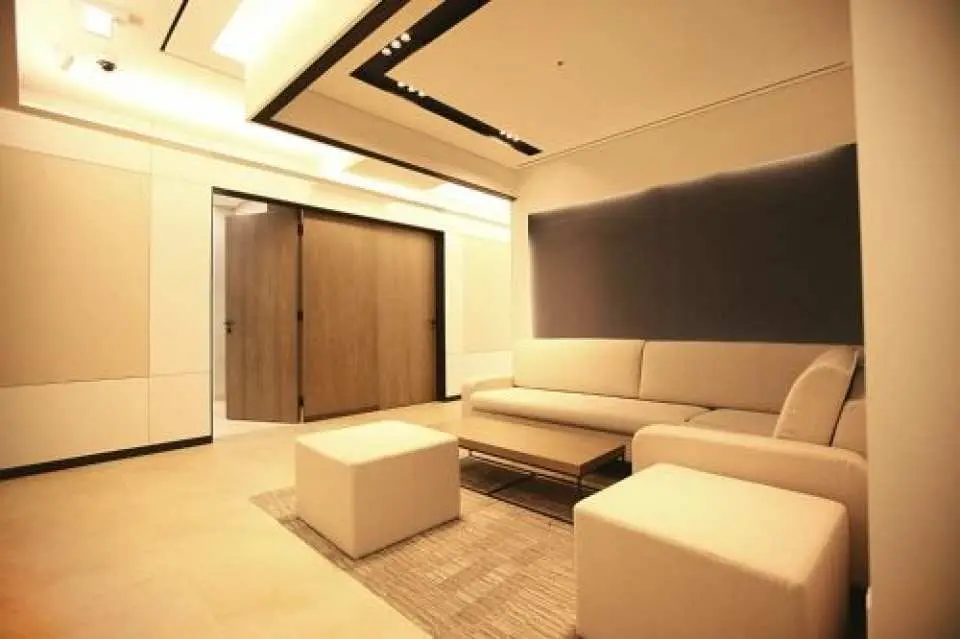 Dream Plastic Surgery Clinic內部優雅的貴賓休息室，設有舒適梳化與柔和燈光，提供私密且個人化的諮詢空間。