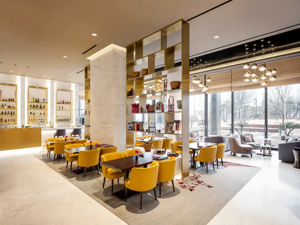 A La Maison Wine & Dine