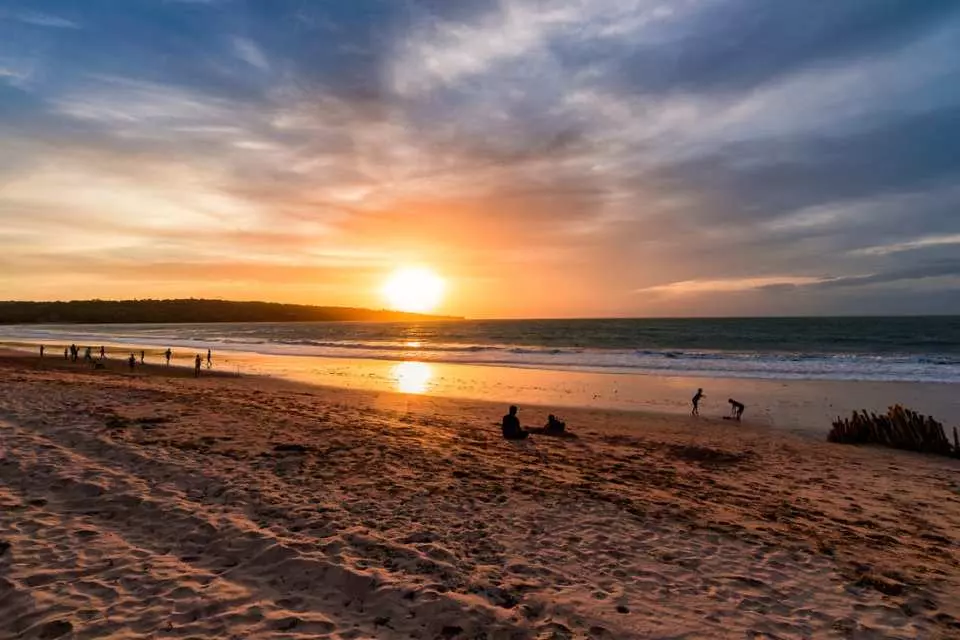 석양이 지는 모습을 보면서 자연이 주는 로맨틱함을 느껴보세요.