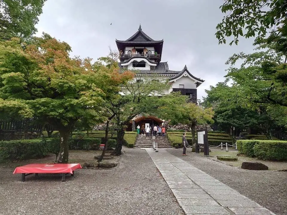 9:00 犬山城に到着。2時間の自由時間。犬山城天守閣を見学した後は、犬山城下町の古道を散策したり、地元の名物料理を味わったりできます。