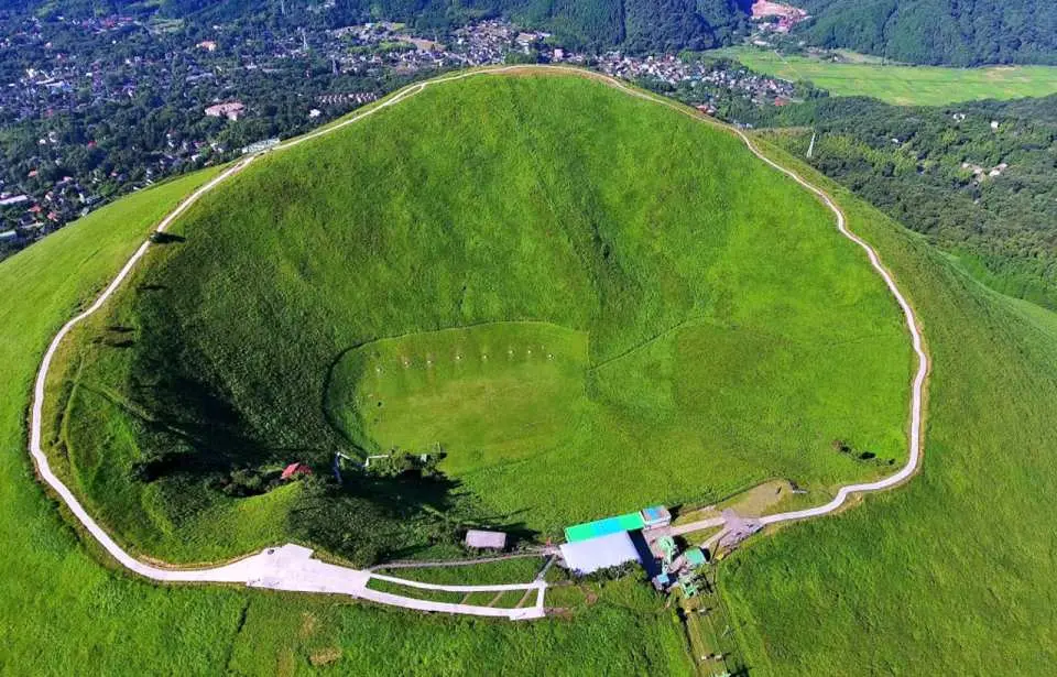 Mount Omuro, located in Ito City, Shizuoka Prefecture, is a 580-meter-high extinct volcano, famous for its perfectly symmetrical conical shape. The entire mountain is covered with lush grasslands, presenting different appearances in each season, like a huge green velvet carpet spread across the land, and is known as the "natural landmark of the Izu Peninsula".