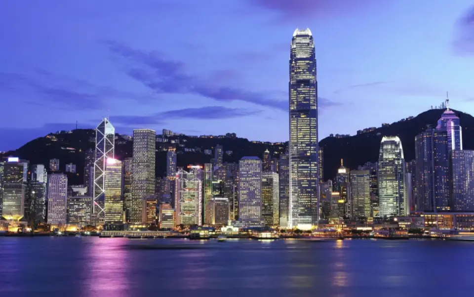 香港维多利亚港壮丽的夜景，高楼大厦灯火璀璨，展现出世界级的城市天际线与迷人水岸风光。