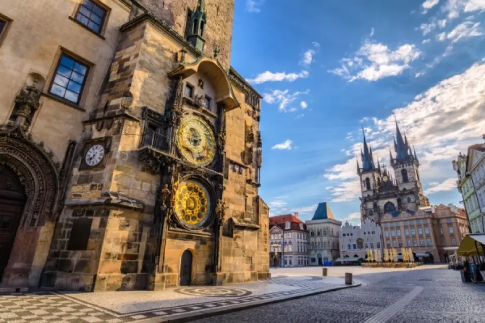 【全日布拉格市區觀光〉入●在布拉格城堡裡穿越不同世紀Prague Castle〉入●聖維特大教堂St. Vitus Cathedral〉入●布拉格黃金巷Golden Lane〉照●到查理大橋上尋見浪漫的真諦Charles Bridge〉入●市民會館下午茶Restaurace Obecní dům〉照●布拉格老城天文鐘Old Town】