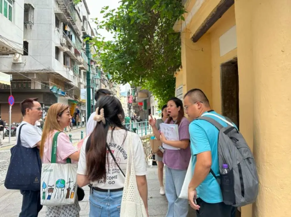 路線一特色：從白鴿巢前地出發，穿梭東方基金會、基督教墳場、長樓斜巷，深入探索澳門貿易的簡史，以及苦力貿易與“賣豬仔”的歷史背景，細味澳門的文化交融與歷史變遷