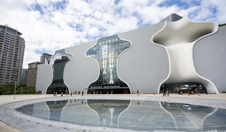 타이중 메트로폴리탄 오페라 하우스(약 20분)

일본 건축가가 설계한 타이중 메트로폴리탄 오페라 하우스를 방문해 보세요. '아름다운 소리의 동굴'이라는 콘셉트를 바탕으로 설계된 이 극장은 세계 9대 신 랜드마크 중 하나로 손꼽히는 곡선미를 자랑합니다.