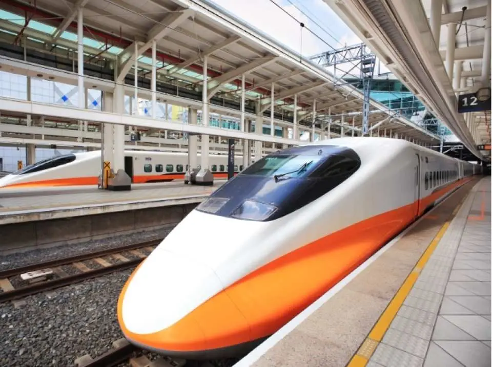 搭乘高鐵前往台中站

搭乘新幹線前往台中站！欣賞車窗外的風景，享受40分鐘的火車旅程。

<規劃行程>
809路（8:36台北站出發，9:15抵達台中站）