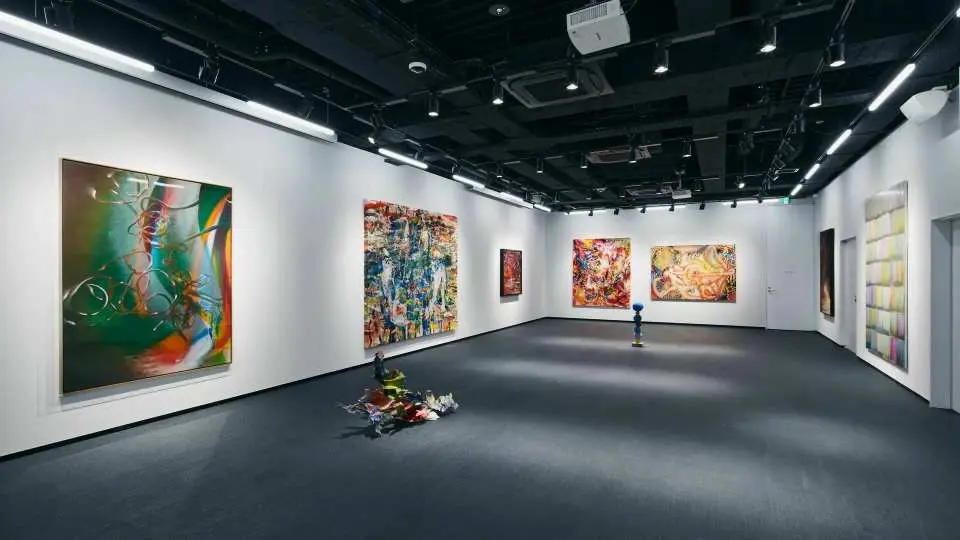 东京涩谷植岛干九郎美术馆宽敞明亮的展厅，多幅大型当代艺术画作与地面装置艺术品，展现丰富多元的收藏。