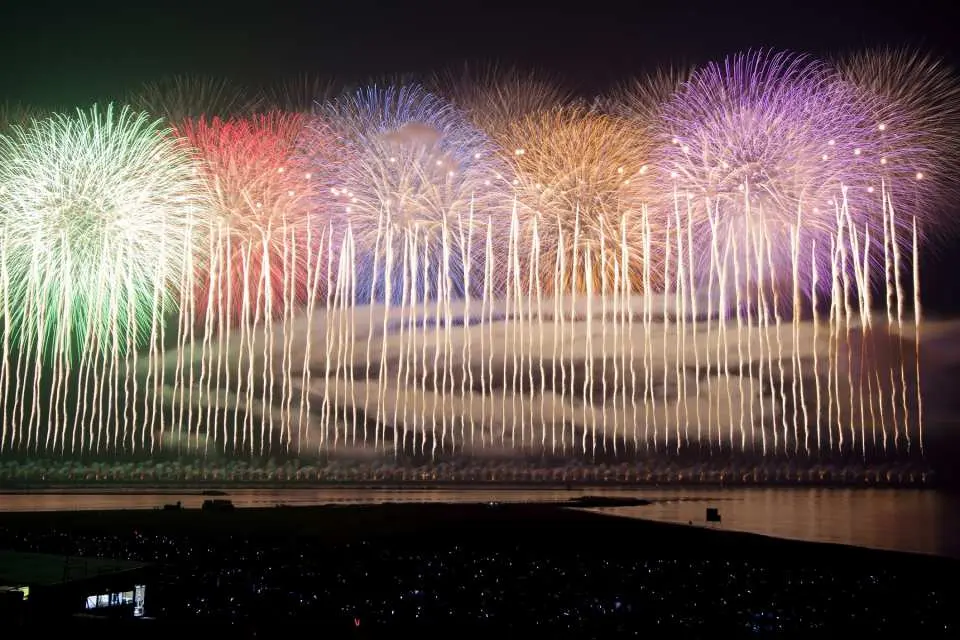 Kashiwazaki Fireworks Festival "One Hundred Shakudama Shots Launched Simultaneously"