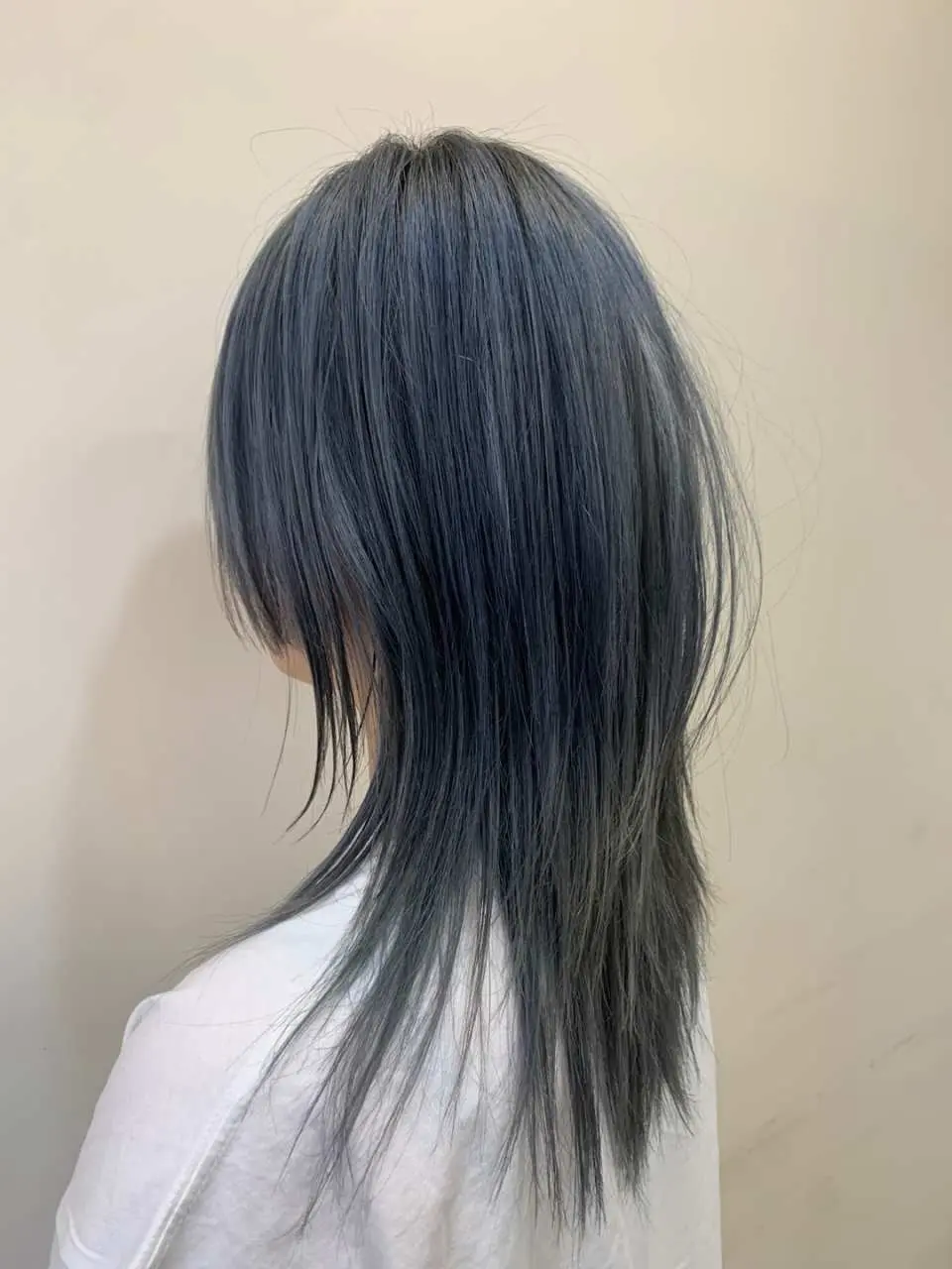JUNGSAEMMOOLのプロのヘアスタイリストがお客様のためにデザインしたトレンドのグレイッシュブルーのロングヘア。レイヤーカットを施し、個性的なファッションスタイルを表現しています。