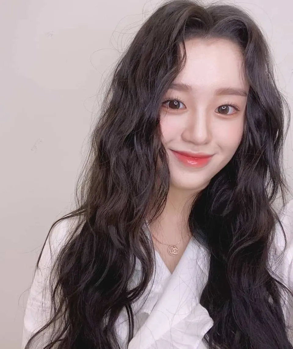 お客様がJUNGSAEMMOOLでK-Beautyパーソナルサービスを体験した後、自然で可愛らしいウェーブヘアとメイクアップを披露しています。