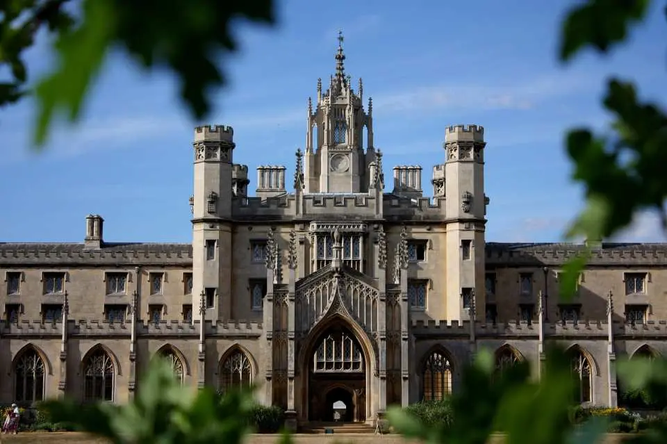On campus, ancient buildings reflect the blue sky and green grass, exuding an air of academic solemnity and poetic charm.
