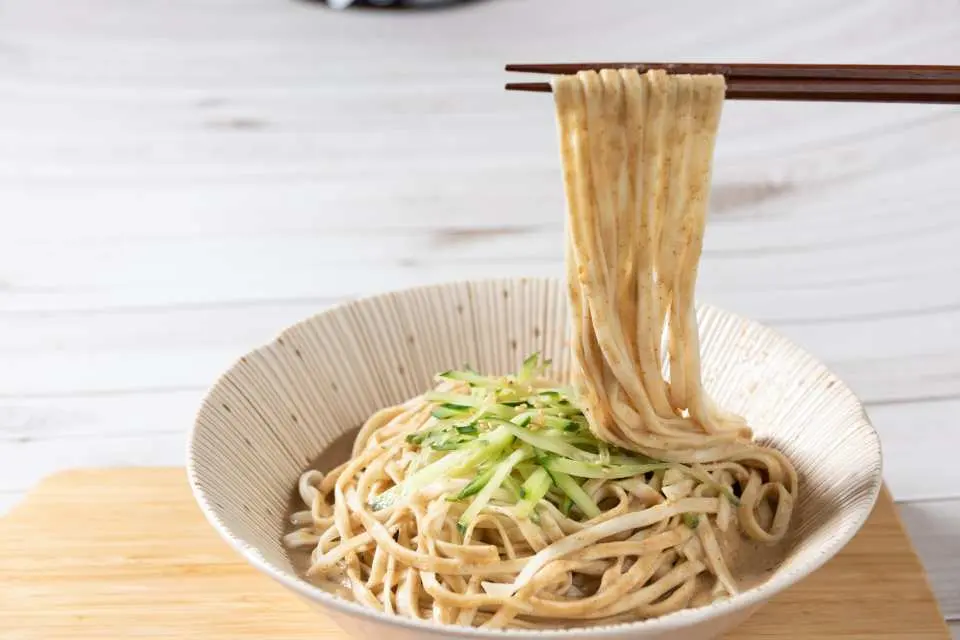 美味芝麻酱面条/麻将面
*采用花生和芝麻制成的浓郁酱汁