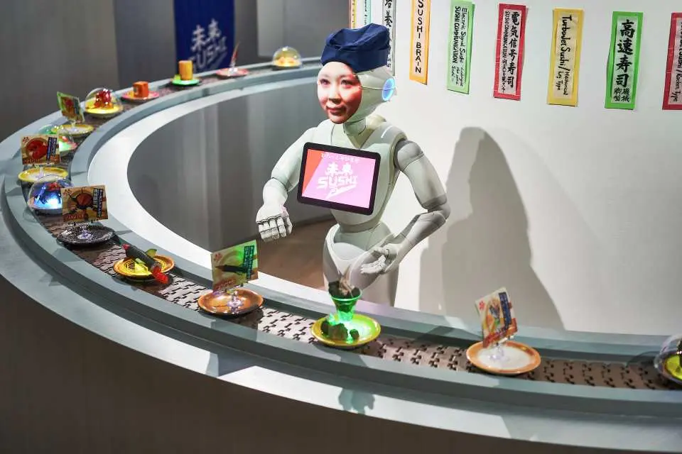 市原えつこ《未来SUSHI》 2022年（部分）撮影：黒羽政士