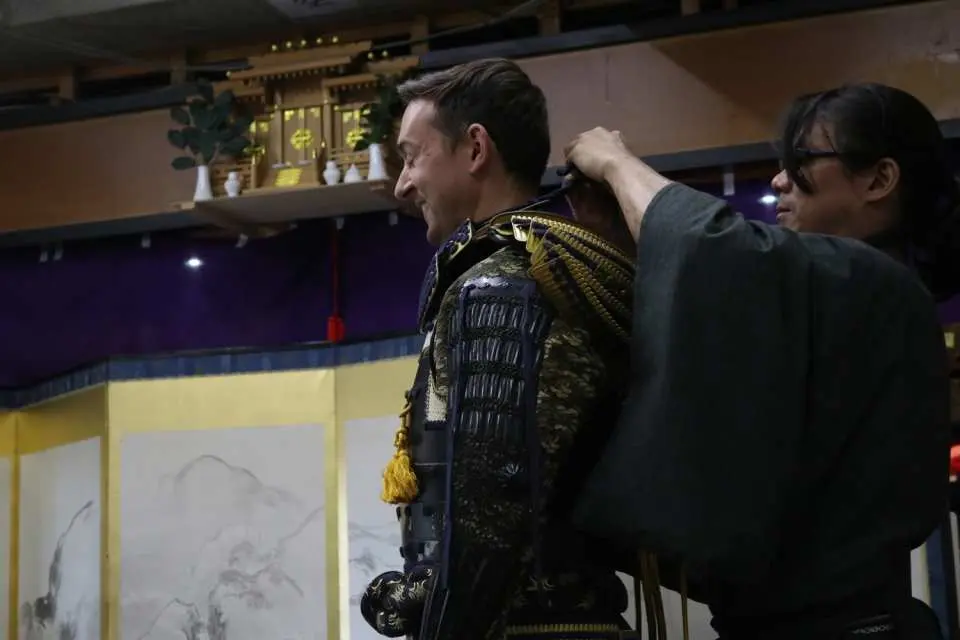 武士盔甲非常重，所以由他們的侍從幫忙穿戴。