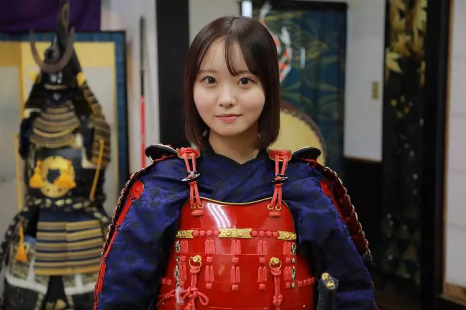 武士在出征前會穿戴盔甲，拔出刀劍，以展現和彰顯他們的尊嚴和美麗。