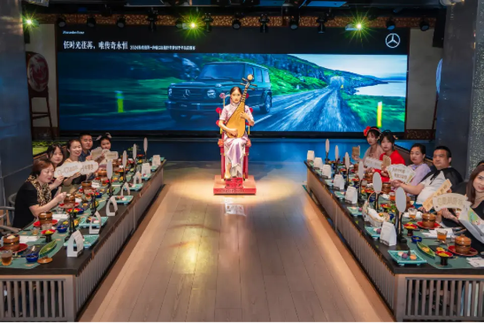 苏州吴宫御宴现场，身着汉服的表演者弹奏琵琶，宾客环绕品尝美食，体验春秋时期宫廷乐舞的雅致。