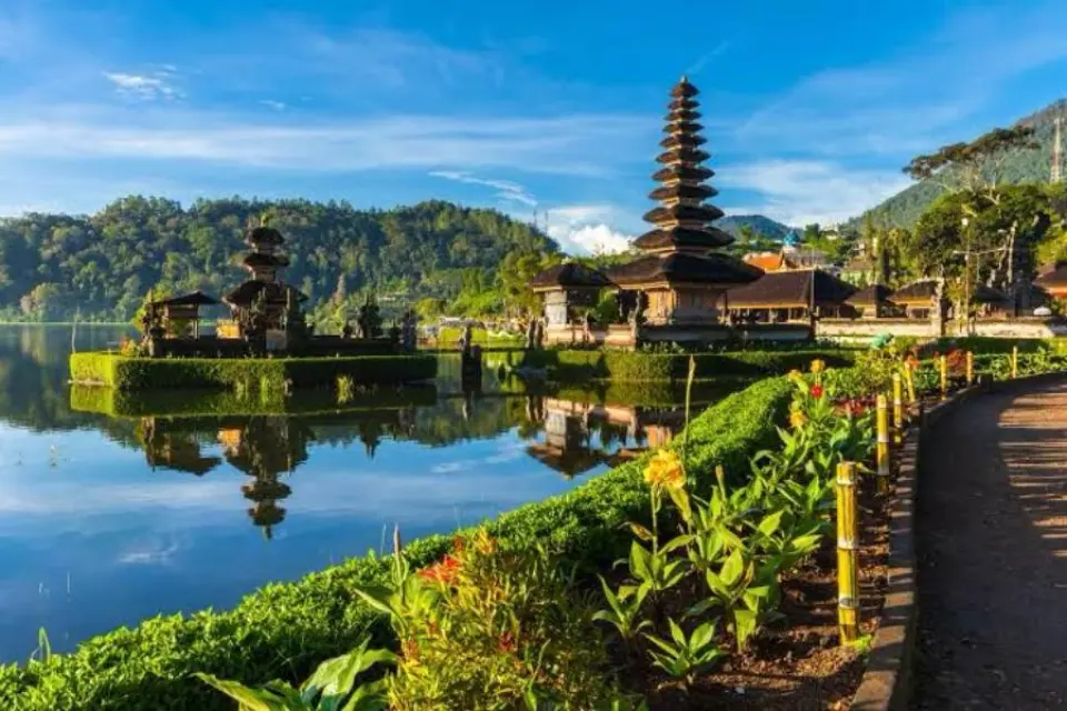 【入●烏布主題市場(原烏布傳統市場)閒情散策〉照●烏布皇宮UBUD PALACE〉猴林路閒情散策(各式精美手工藝品與服飾)〉入●文化藝術學院六選一(木雕/銀飾/繪畫/水果雕刻/峇里島舞蹈/甘美蘭音樂)〉照●巴杜爾女神廟〉照●金塔馬泥火山景觀美景(遠眺)】