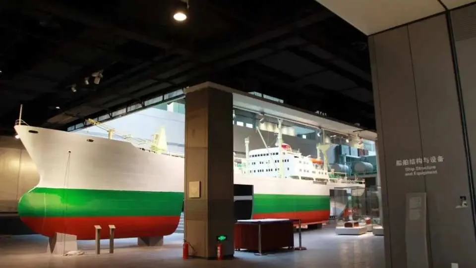 【上海航海博物館】  上海航海博物館—可參觀航海歷史館，了解中國航海文明與歷史，還可登上中央大廳福船，了解中國水密隔艙的非遺技術，進入航海模擬器，體驗虛擬船舶駕駛艙，暢遊「黃浦江」。