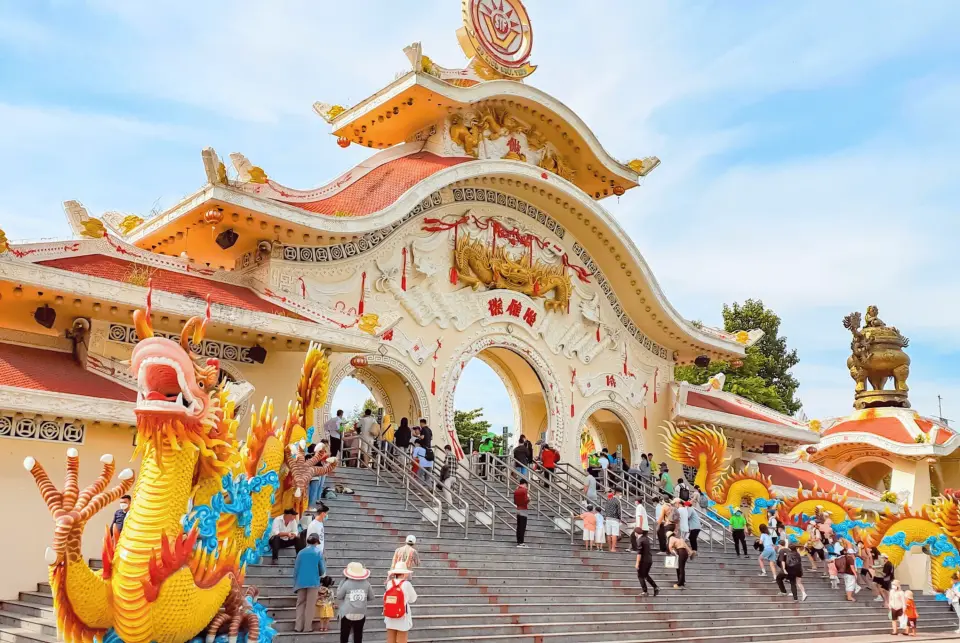 Cổng vào hoành tráng của Suoi Tien Cultural Theme Park tại TP. Hồ Chí Minh, nổi bật với kiến trúc truyền thống Việt Nam và các tác phẩm điêu khắc rồng tinh xảo, thu hút đông đảo du khách đến khám phá.