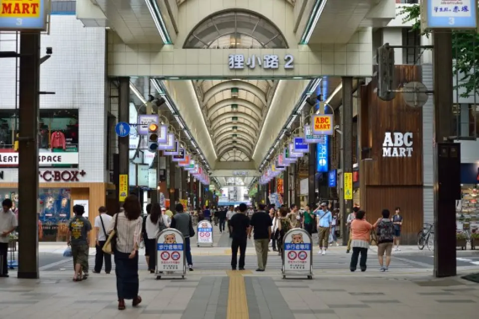 【照●小樽運河浪漫天堂(復古蒸汽鐘、北一哨子館、音樂盒博物館、本町通商店街)〉贈送北菓樓泡芙(1人1個)〉入●藻岩山夜景(纜車來回)〉自由夜訪貍小路〉美食探索(札幌拉麵小路~懷舊風情、百貨商店街)】