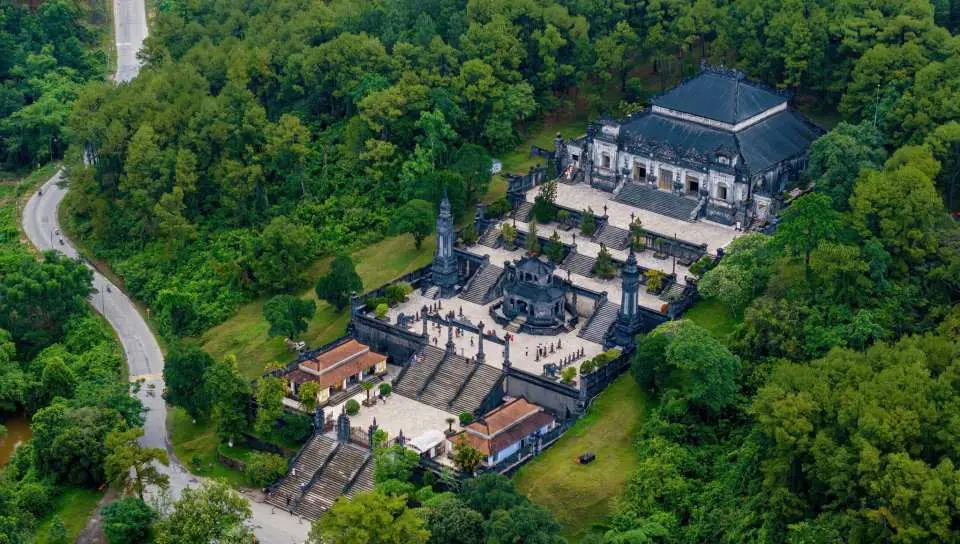 複雑に彫刻された石の龍がカイディン帝廟の階段を守っており、東洋と西洋のデザインが融合しています。