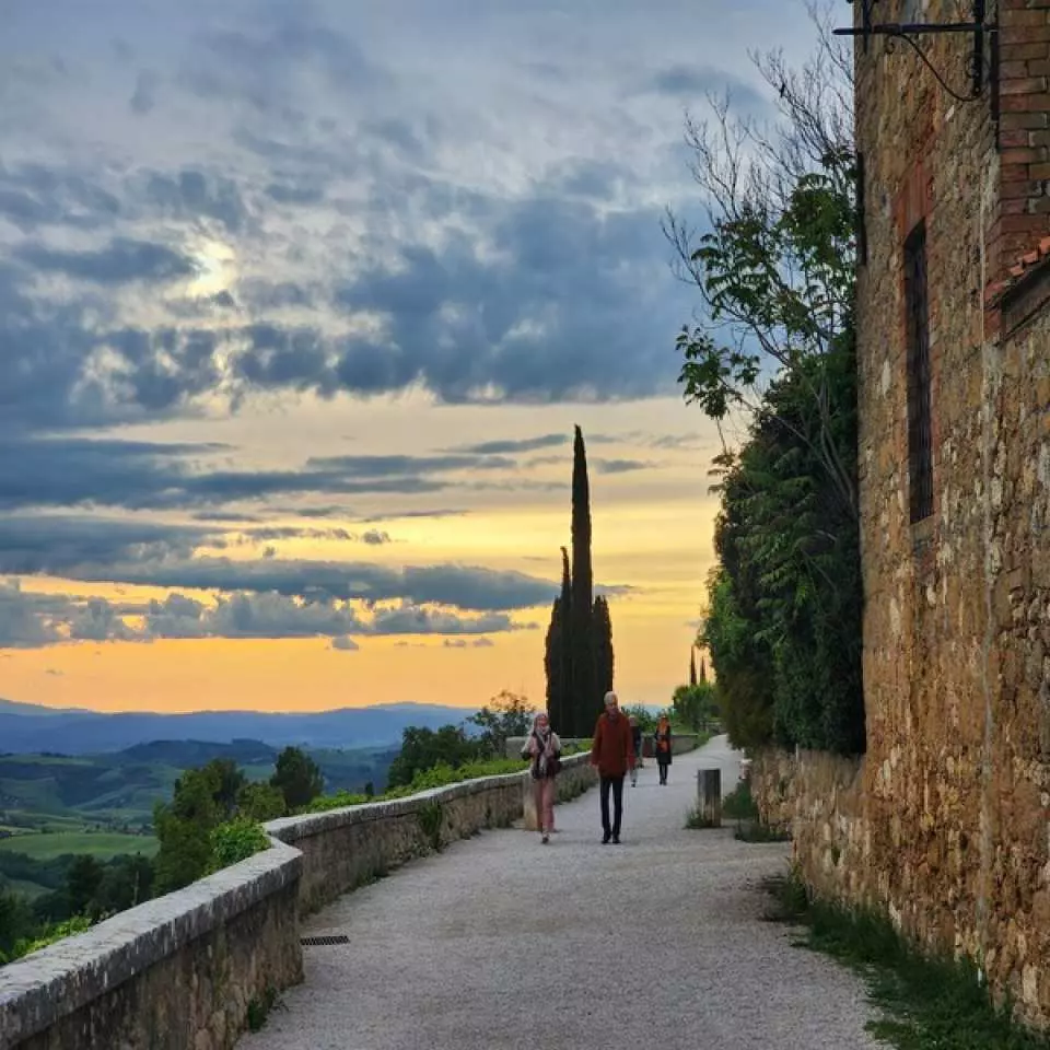 Pienza (90 minutes) – Pienza is the first city to incorporate Renaissance humanist concepts into urban planning. The Piccolomini family from the small town of Corsignano gave birth to Pope Pius II, and the city of Pienza was named after him. From Pienza, which has recently become even more famous after being featured on numerous TV programs such as 'Europe Outside the Tent,' you can take in a panoramic view of Tuscany.