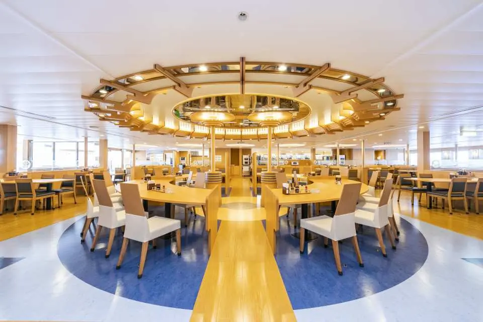 Restaurant | A restaurant characterized by a spacious and open atmosphere. We also have seats where you can enjoy your meal while looking out at the sea. Please enjoy the dishes that the chefs of each ship are proud of.
