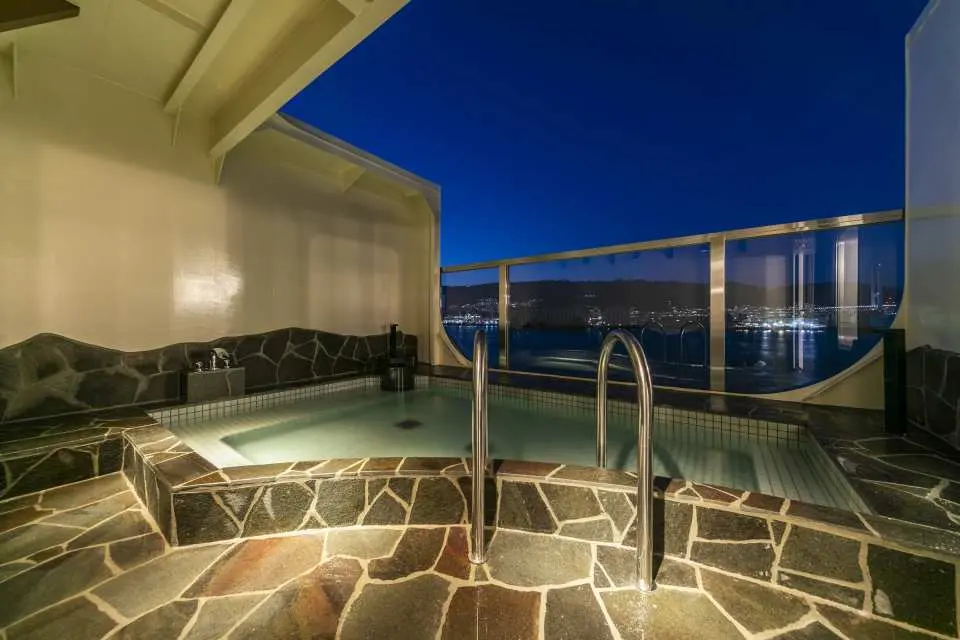 Large public bath and open-air bath | The large public bath on the Hankyu Ferry is equipped with an open-air bath. Located at the top of the ship, you can enjoy a spectacular view overlooking the sea.