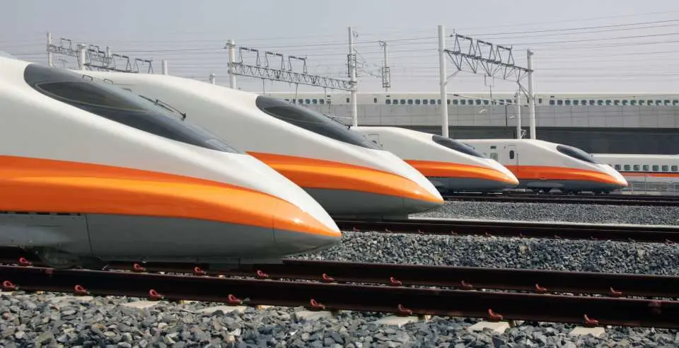 搭乘台灣高鐵前往高雄，乘坐輕軌暢遊駁二、大港橋、高雄流行音樂中心